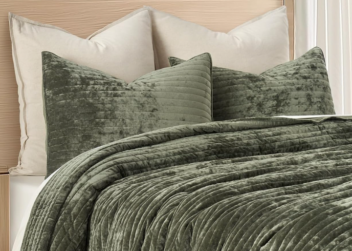 Olivia Queen Velvet Quilt Set